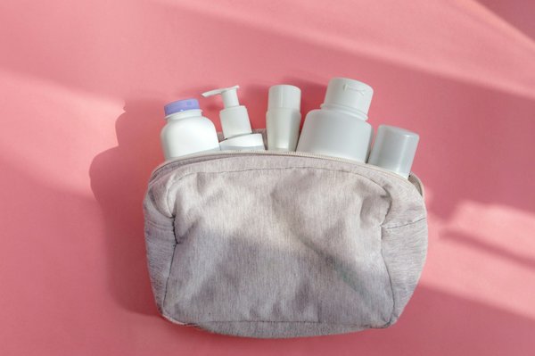 Comment choisir la trousse de toilette parfaite et que faut-il y mettre ?